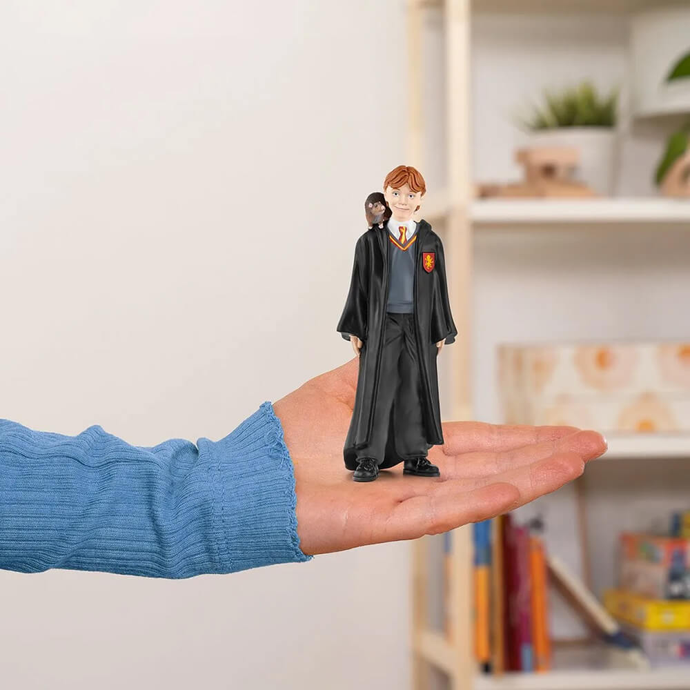 Schleich Wizarding World of Harry Potter Ron Weasley & Scabbers in a hand