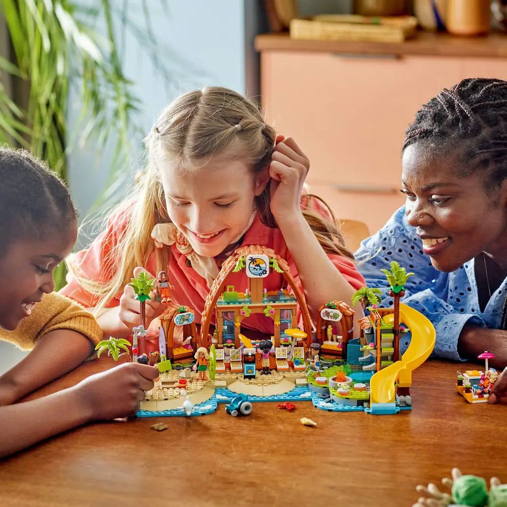 LEGO® Friends Family Vacation Beach Resort (42673)