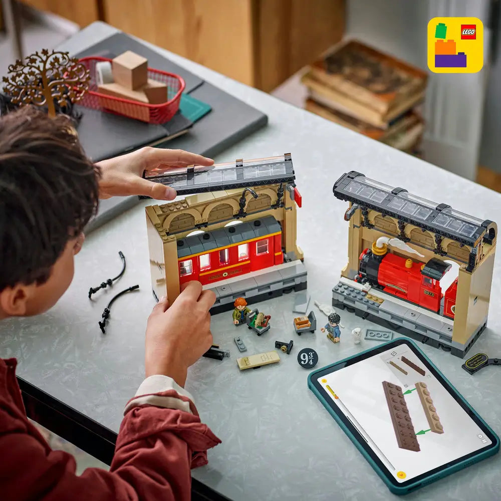 LEGO® Wizarding World of Harry Potter Book Nook Hogwarts Express (76450)
