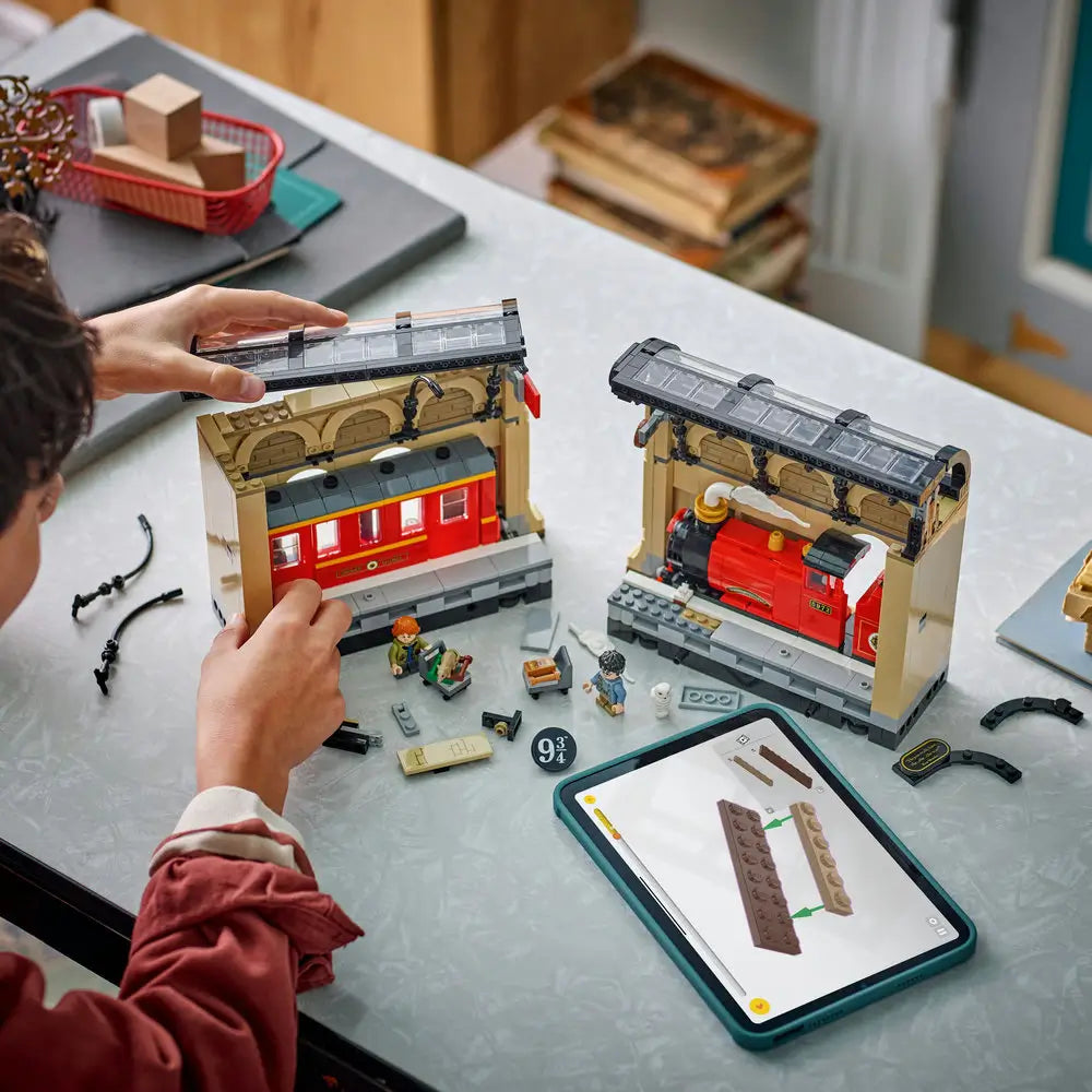 LEGO® Wizarding World of Harry Potter Book Nook Hogwarts Express (76450)