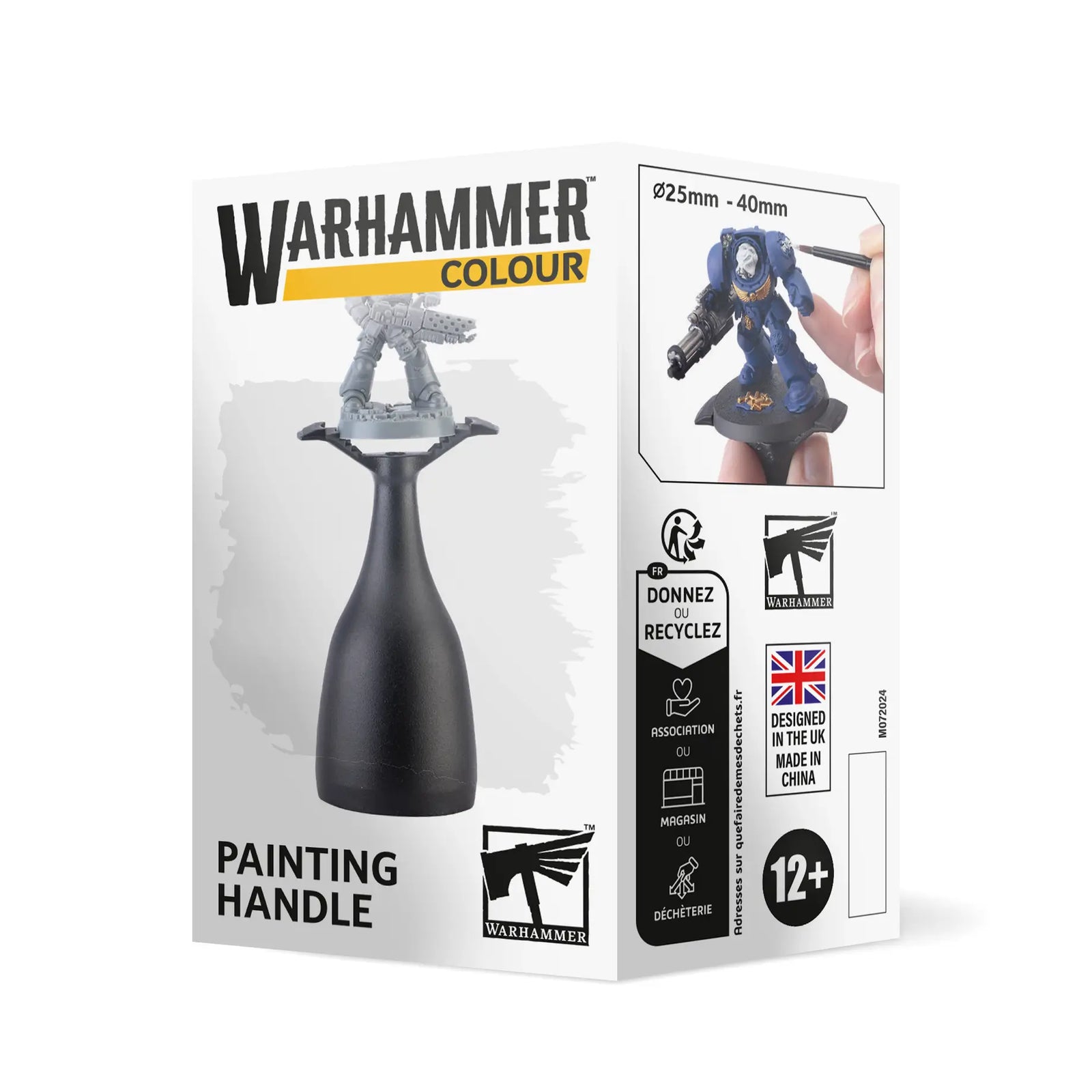 Warhammer painting handle with black matte ergonomic grip and gray plastic miniature clamp, designed to securely hold 25–40 mm models for precise hobby painting against clean white package background.