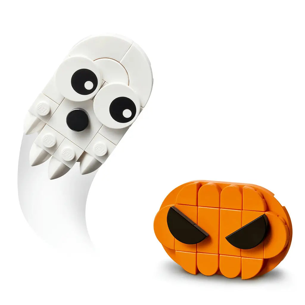 LEGO Halloween wreath figures include a white plastic brick ghost with large black eyes and an orange pumpkin face with slanted black eyes, isolated on a white background.