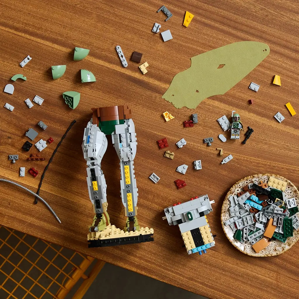 LEGO Star Wars Boba Fett 75455 set in green, gray, red and yellow plastic bricks, shown with the 1544-piece retail box, black blaster, display base, minifigure and plaque.