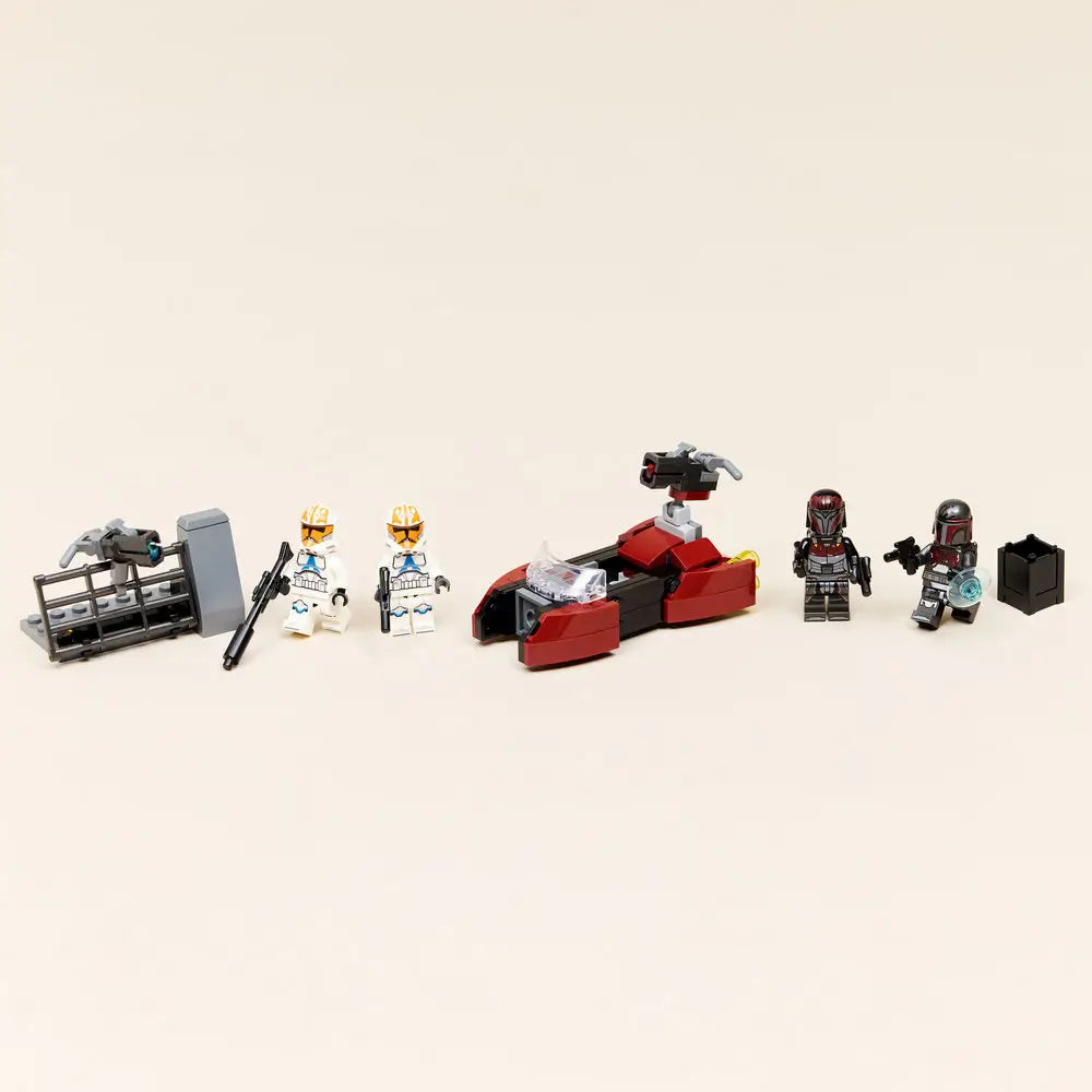 LEGO Star Wars Siege of Mandalore Battle Pack contents displayed neatly on a white surface, including Clone Troopers, Mandalorian Super Commandos, blasters, jetpack effects, turret build, and small vehicle.