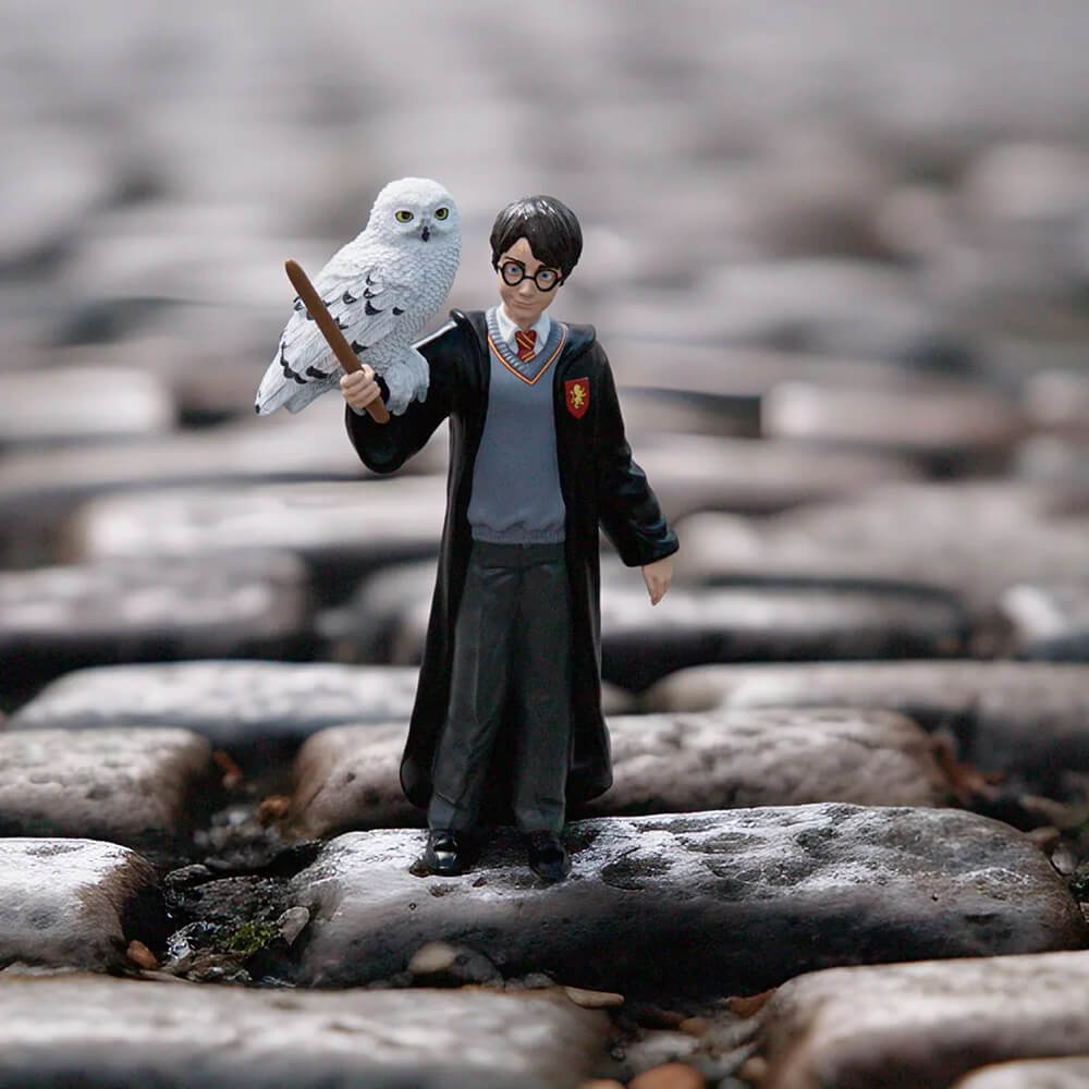Schleich Wizarding World of Harry Potter Harry Potter & Hedwig in the street
