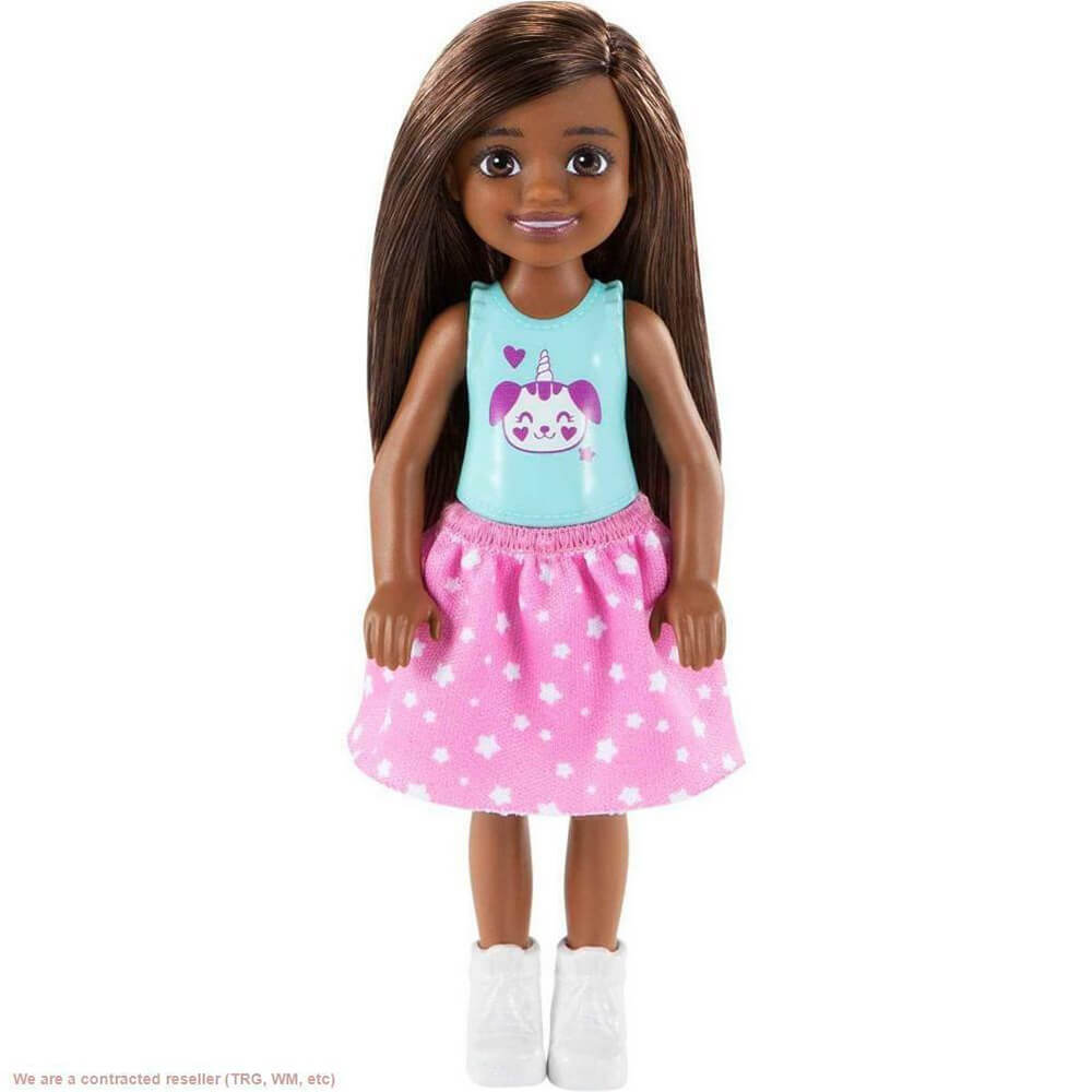 Barbie Mini Bambola Chelsea Amico Moro 15 Cm - Maglietta Righe Emoji E Pantaloni Blu - Giocattolo 3+ Anni HNY58