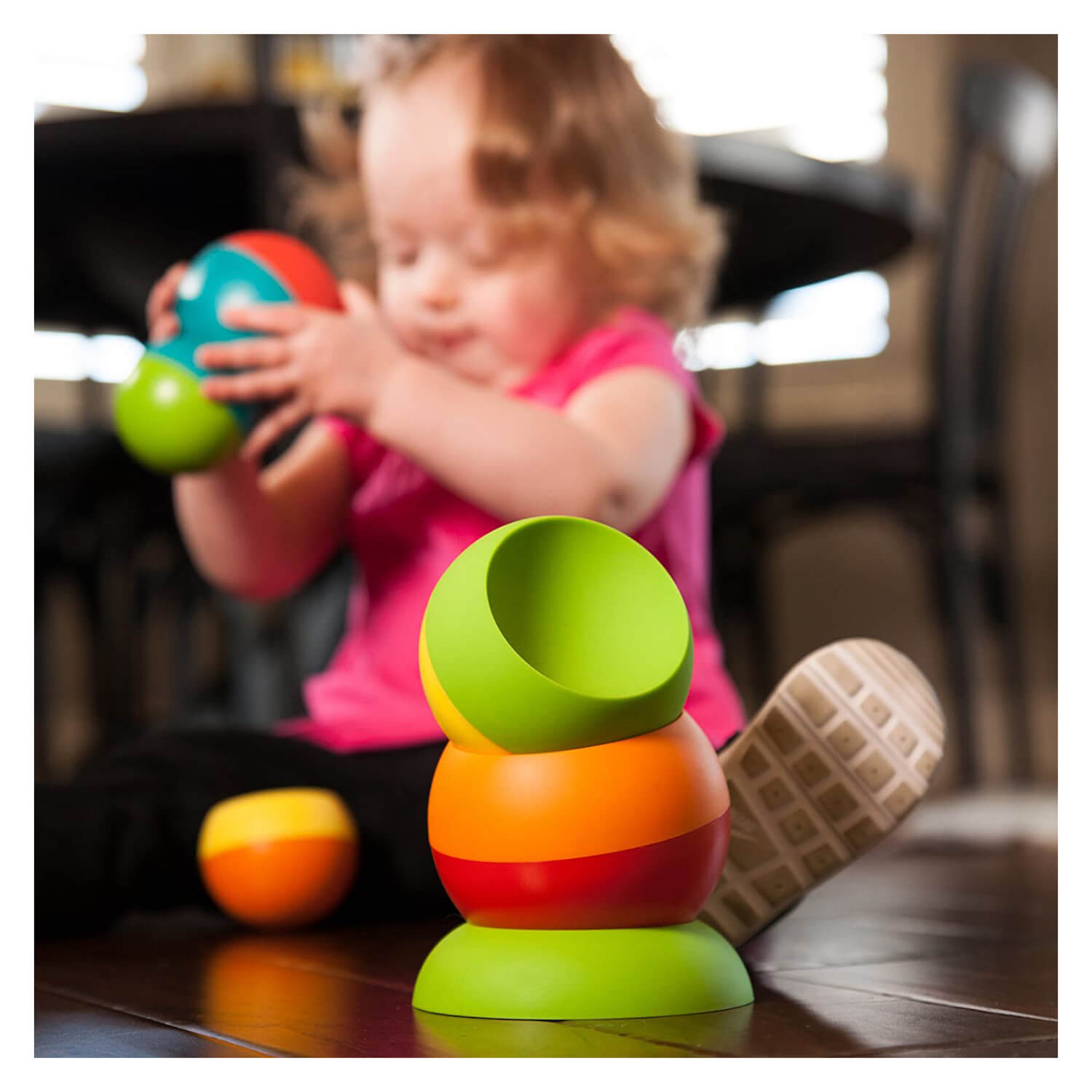 Kid playing with the toy.